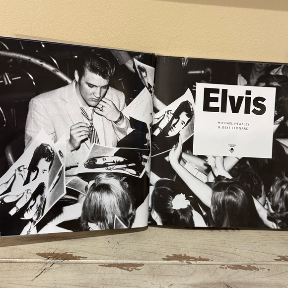 Elvis: His Life in Pictures and Music Book with CD - Picture 6 of 10